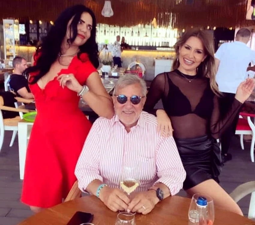 
    Ilie Năstase, încadrat de soția Ioana și de prietena Mădălina Bălanfoto: arhivă personală  