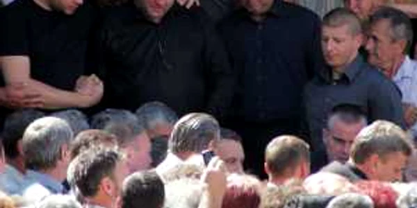 Gheorghe Flutur, îmbărbătat la ieşirea din biserică de fiul lui, Cristian