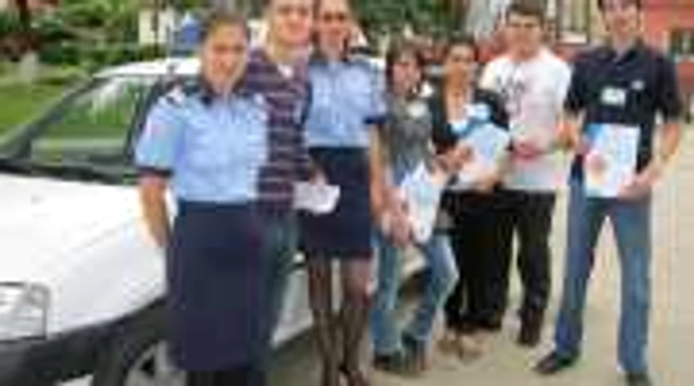 Tot mai putine locuri pentru tinerii care vor să îmbrăţişeze o carieră militară