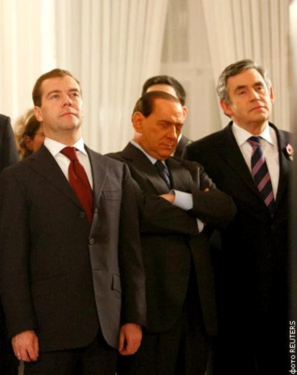 
    Berlusconi a recuperat nopţile nedormite din cauza focoaselor amante  