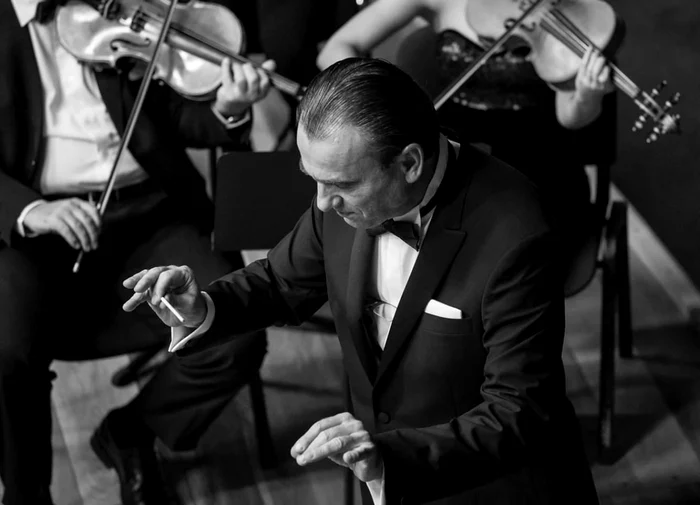 Muzicianul âOne man showâ considerat Andre Rieu de România. Florin Totan a pornit o cruciadÄ Ã®mpotriva inculturii: âNe prÄbuÅim în gregar, în grobian ...â