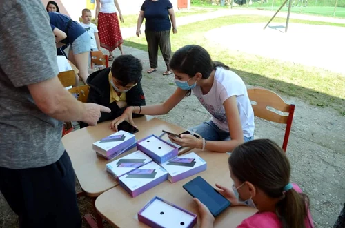 voluntarii impact i-au invatat pe micii scolari de la creaca sa lucreze pe tableta foto impact lego cns