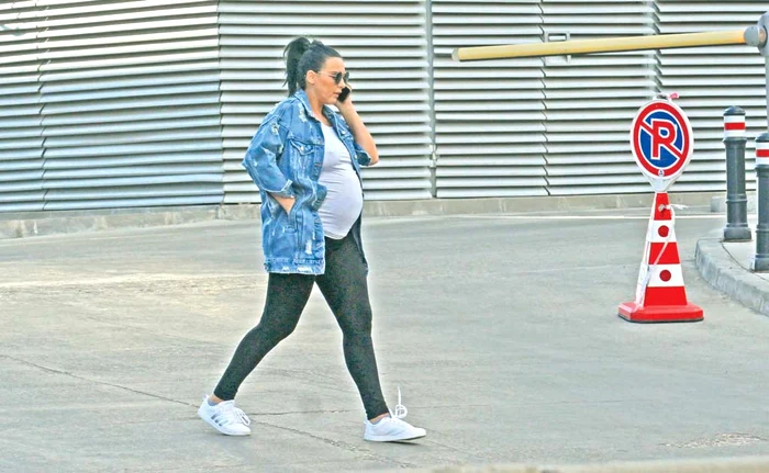 Pe graviduța Lavinia nu o mai încape sutienul. A ieșit la cumpărături cu nurii la vedereFotografii: Blitz/Mihai Ionescu