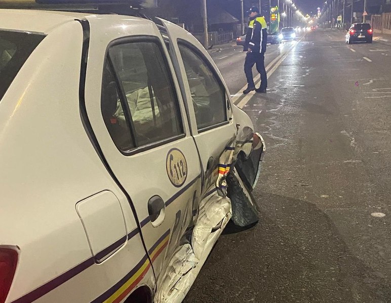 Accidente de weekend. O mașină de Poliție a fost lovită de un BMW, iar o femeie s-a urcat beată criță la volan 