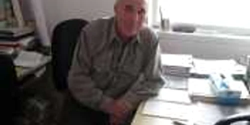 profesorul universitar Ioan Iosep, în biroul său