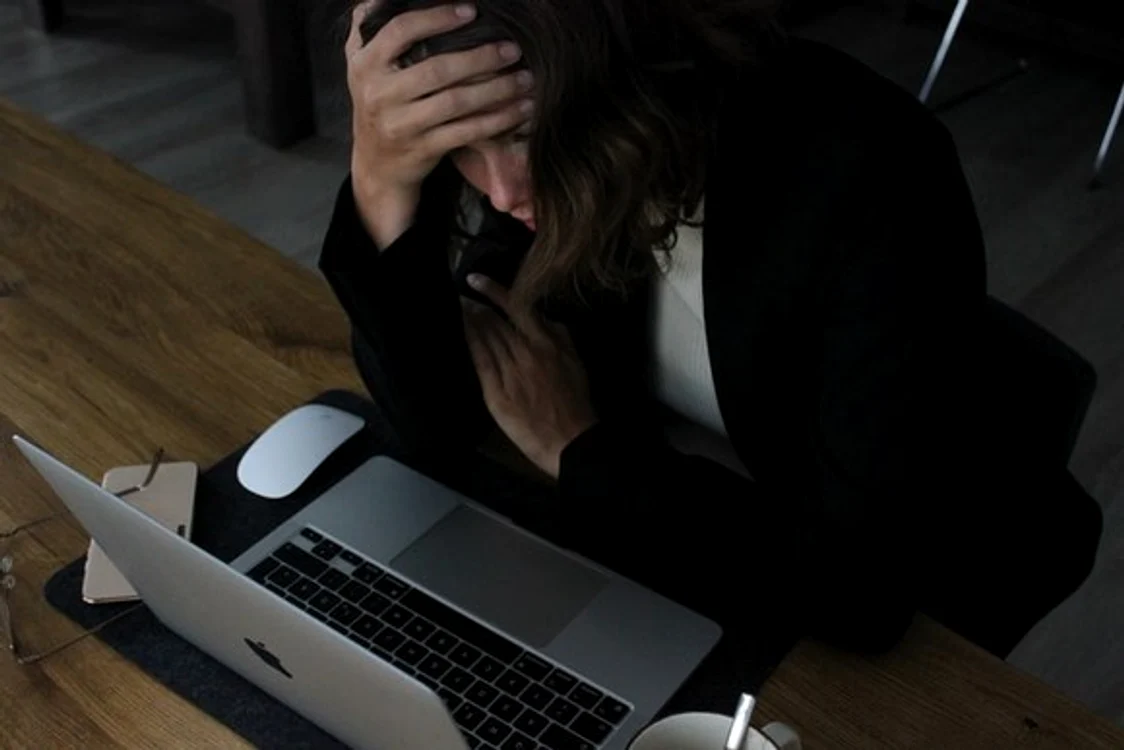 
    Efectele pe termen lung ale unei posturi incorecte la birou de obicei se manifestă prin modificări ale anatomiei coloanei vertebrale şi dureri de spatefoto: unsplash.com  