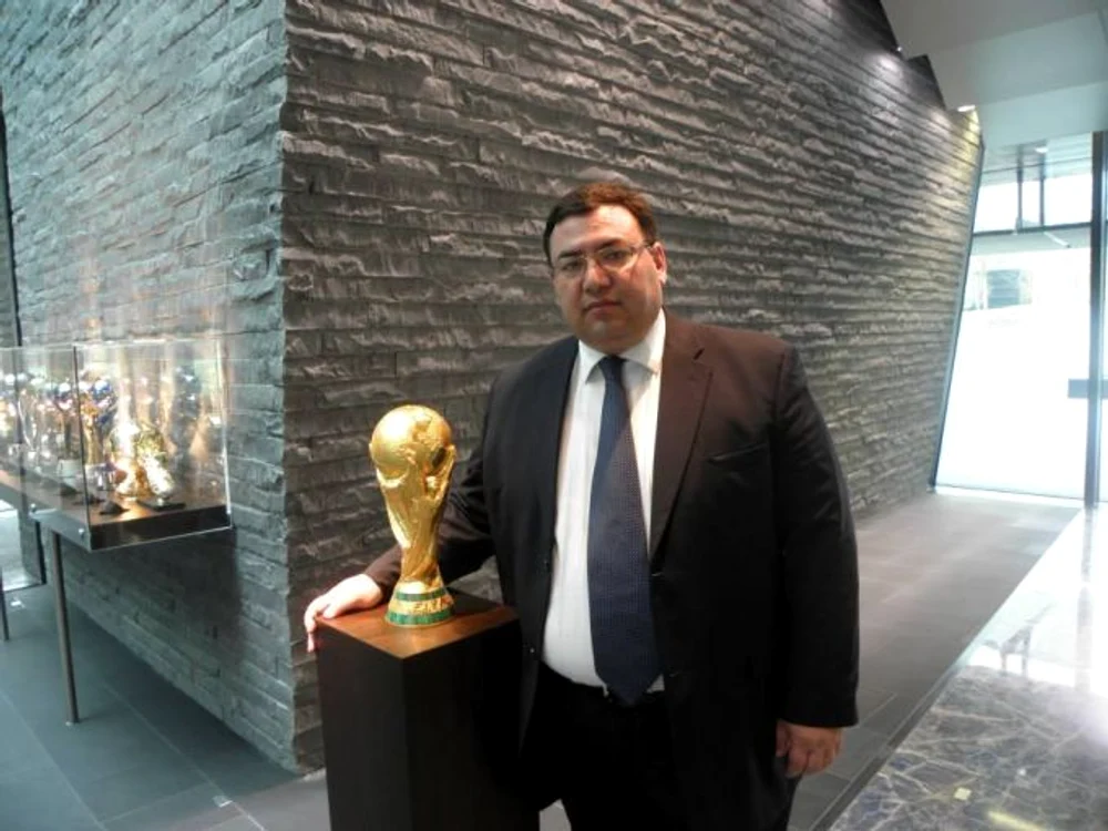 Alisher Nikimbaev, alături de trofeul Cupei Mondiale. FOTO: Twitter