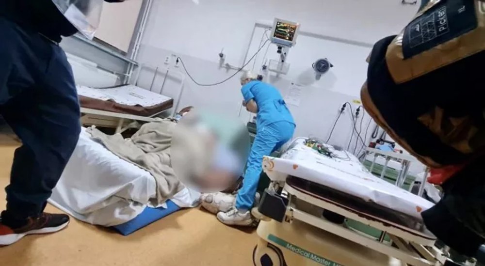 Bătaie de joc: pacientă de peste 240 kilograme ținută pe jos 17 ore. Cum se apără conducerea spitalului | VIDEO