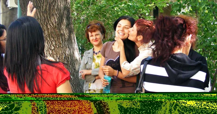 O elevă este îmbrăţişată de mama emoţionată la Colegiul Naţional Traian FOTO Corina Macavei