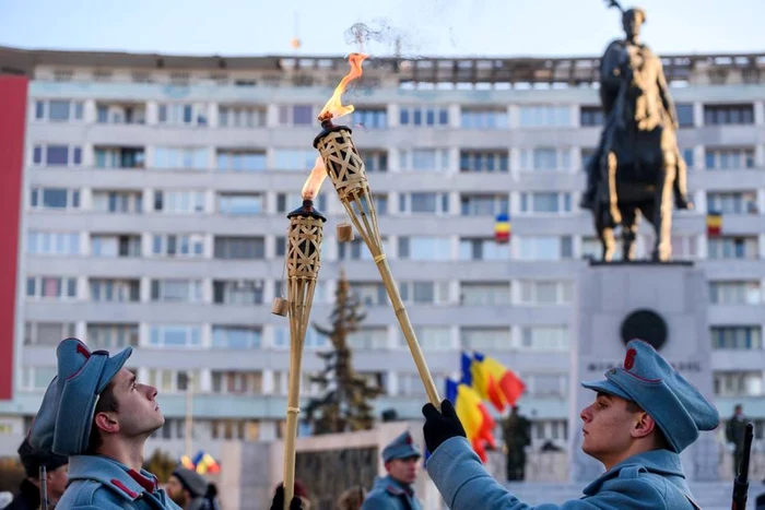 ceremonialul depunerii de coroane la statuia lui Mihai Viteazul