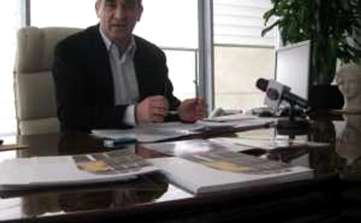 Pe biroul de peste 35.000 de euro, Beniamin Rus păstrează o sculptură realizată pe când avea 23 de ani