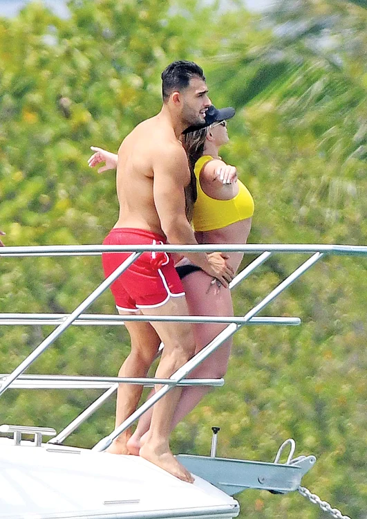 Britney s-a pozat cu Sam ca într-o scenă din filmul „Titanic”