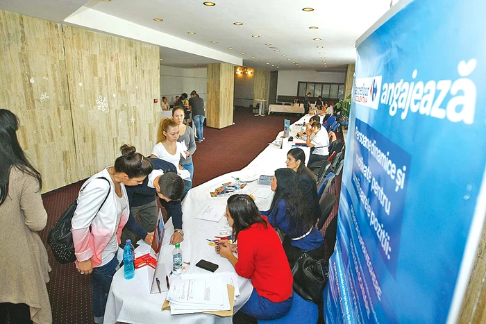 Tinerii şi-au depus CV-urile în speranţa că vor fi chemaţi la interviu 