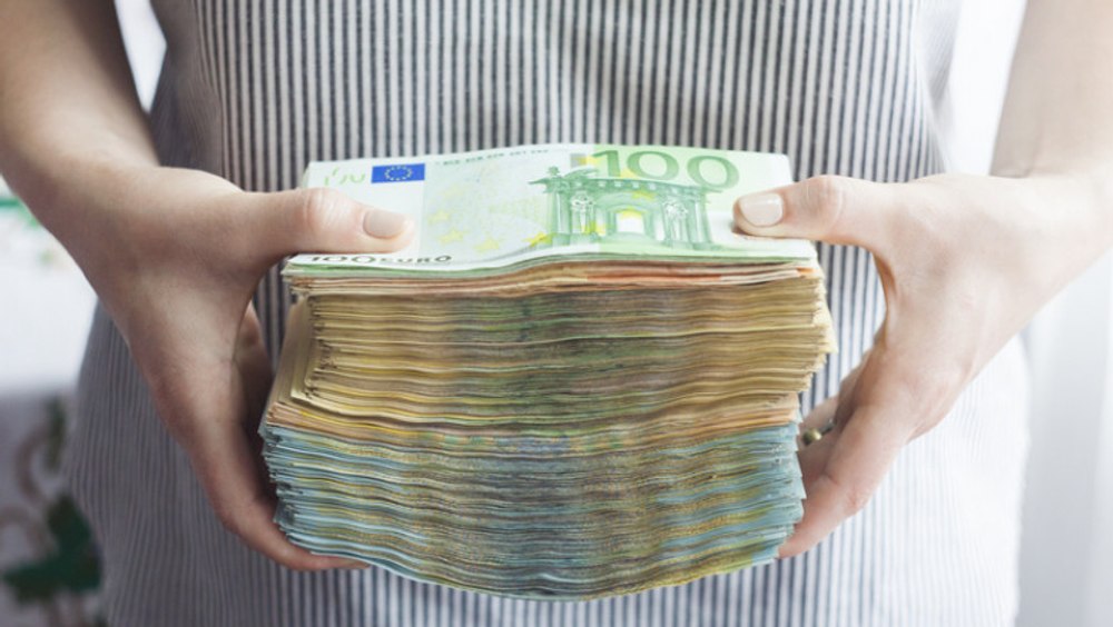 Bătrân înșelat cu 300.000 de euro. Unul din escroci s-a dat drept preot și i-a promis un cavou-monument în cimitirul Ghencea