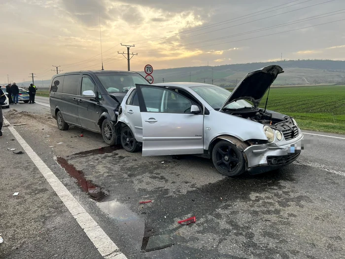 Două dintre cele patru maşini implicate în accident. FOTO: VasluiTV