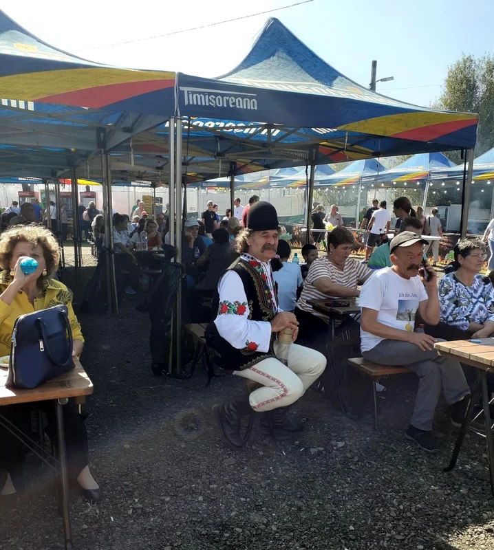 Aglomerație mare la Festivalul Cârnaților de Pleșcoi de la Berca foto: Alina Erimia 