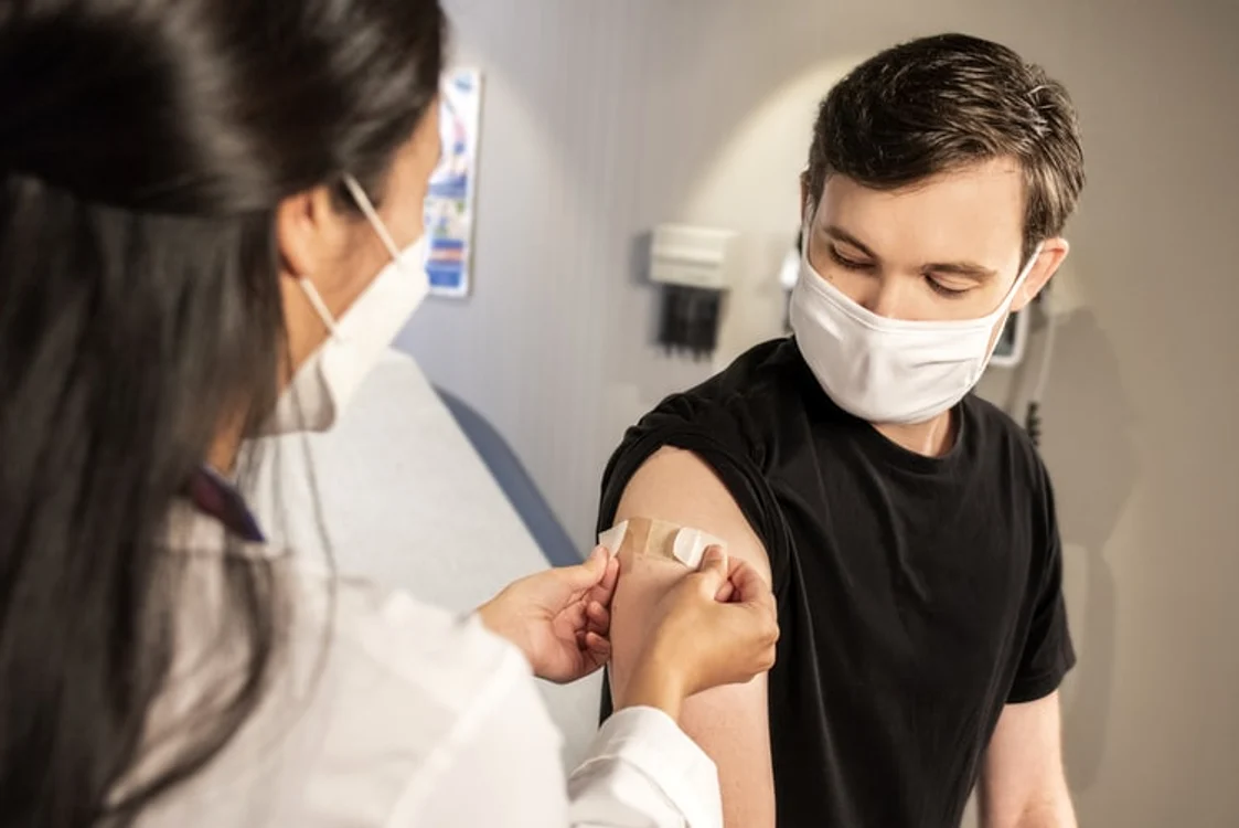 Tinerii se va pot vaccina ati-COVIDFOTO: Unsplash.com
