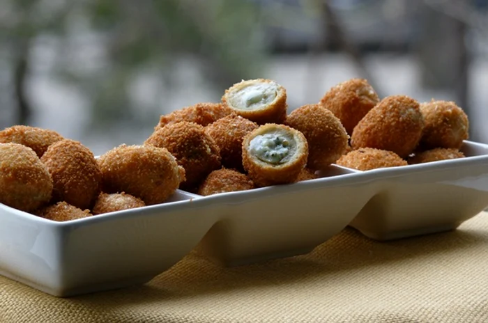 
    Măsline umplute cu blue cheese  