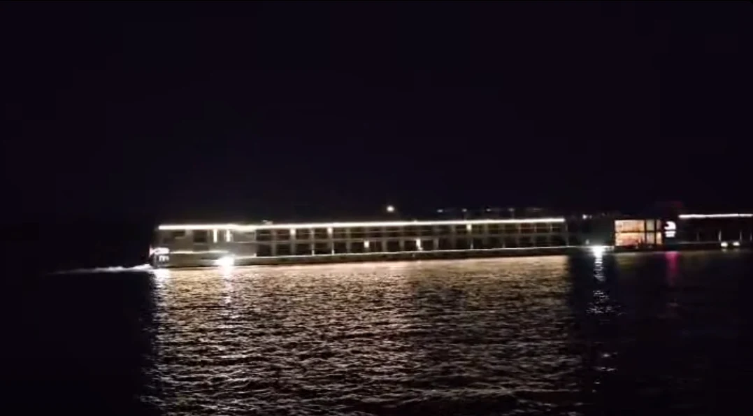 Navă de pasageri cu peste 200 de oameni la bord, eșuată pe Dunăre, în județul Mehedinți. Debitul Dunării va continua să scadă