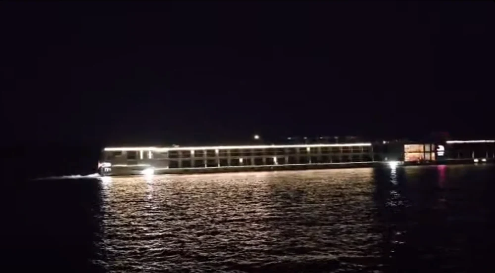Navă de pasageri cu peste 200 de oameni la bord, eșuată pe Dunăre, în județul Mehedinți. Debitul Dunării va continua să scadă