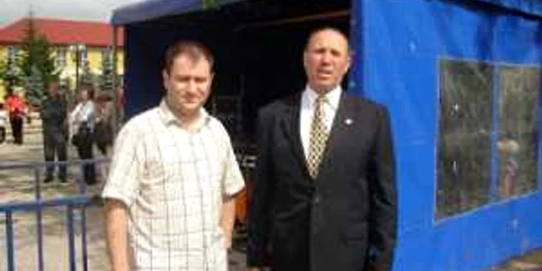 Cornel Nanu, primarul din Cornu, în dreapta. Foto laurentiupintoi.wordpress.com