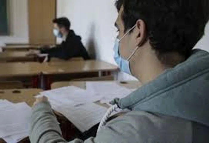 
    Elevii care au împlinit 16 ani și studenții ce au deja 26 de ani sunt obligați să depună adeverințe de școlarizare, pentru a primi în continare pensia de urmaș  