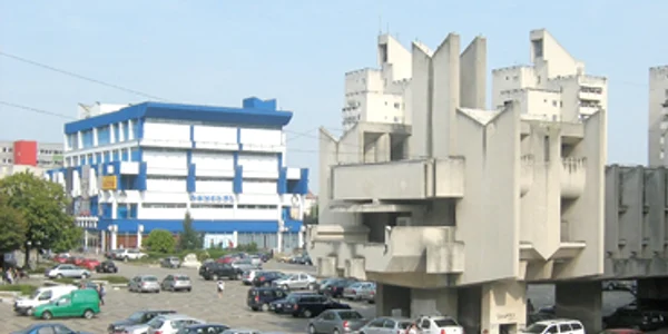 Pieţele centrale  au devenit parcări