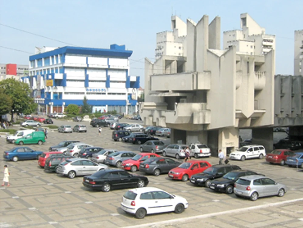 Pieţele centrale  au devenit parcări