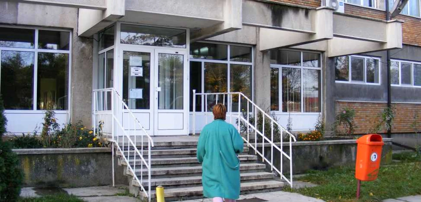 Medicii îngrijesc oamenii străzii