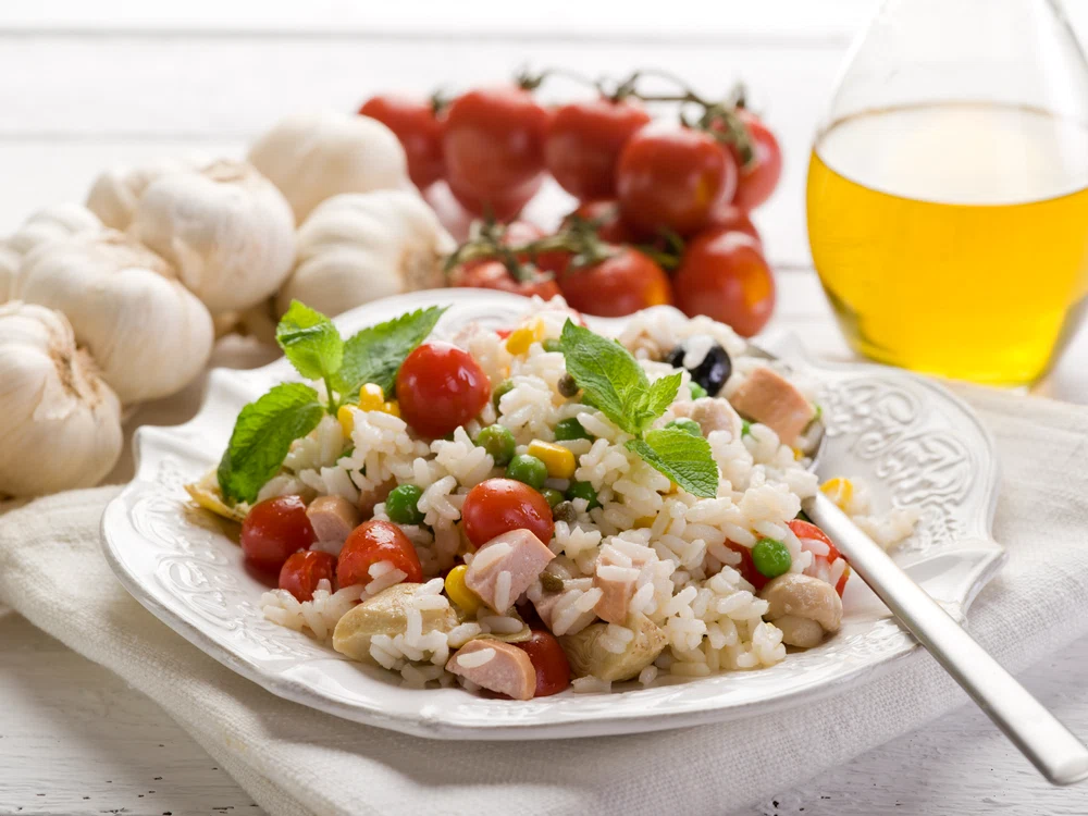 orez cu rosii si crenvursti shutterstock 81123952 jpeg