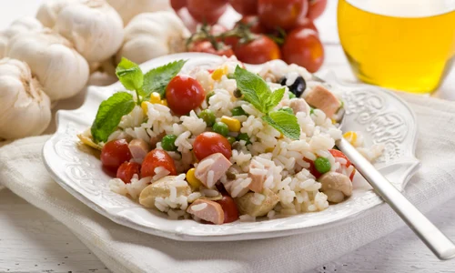 orez cu rosii si crenvursti shutterstock 81123952 jpeg