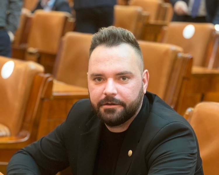 Cea mai săracă primărie din București a mărit substanțial sporurile acordate salariaților. Suma încasată de edilul șef, Vlad Piedone