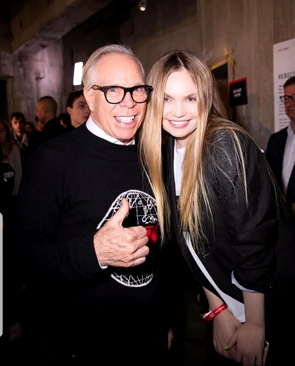 Alături de celebrul designer Tommy Hilfiger