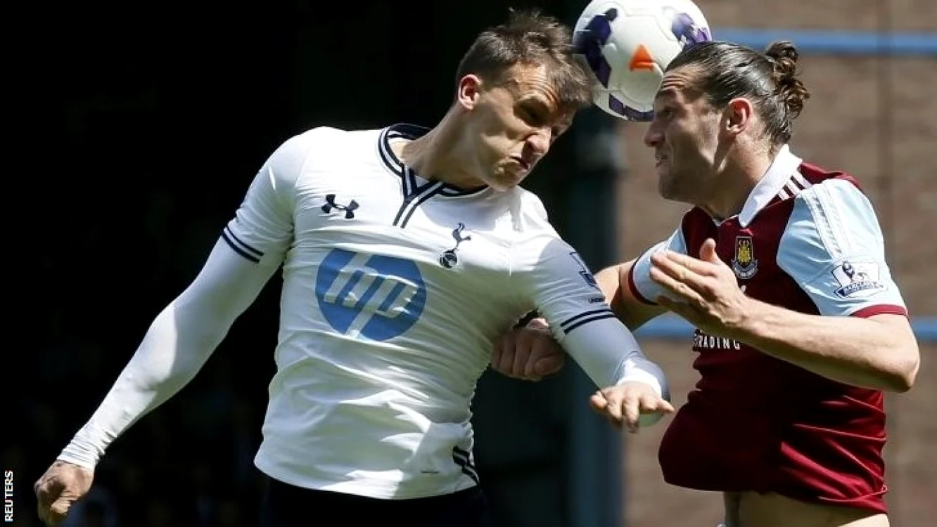 Chiricheş, într-un duel aerian cu Andy Carroll, atacantul lui Spurs. FOTO: Reuters