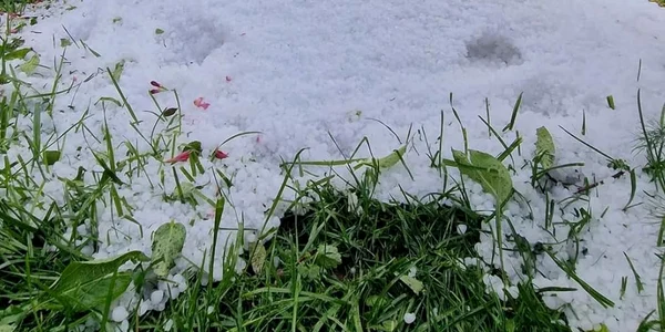 Grindină căzută în mai multe localtăți din Dâmbovița. FOTO Meteo Plus / Facebook