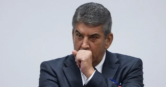 Gabriel Oprea e acuzat că a folosit abuziv coloanele oficiale
