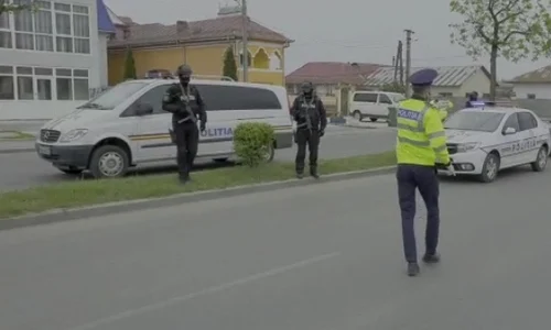 Trei mascați înarmați și doi polițiști de la Rutieră fac parte dintr un dispozitiv care i verifică pe șoferi jpeg