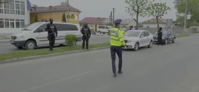 Trei mascați înarmați și doi polițiști de la Rutieră fac parte dintr-un dispozitiv care-i verifică pe șoferi