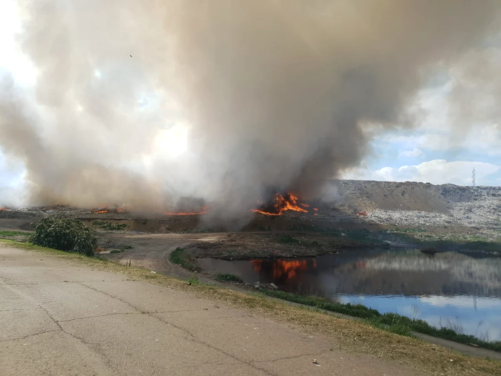 Incendiu puternic la groapa de gunoi FOTO: ISU Galați
