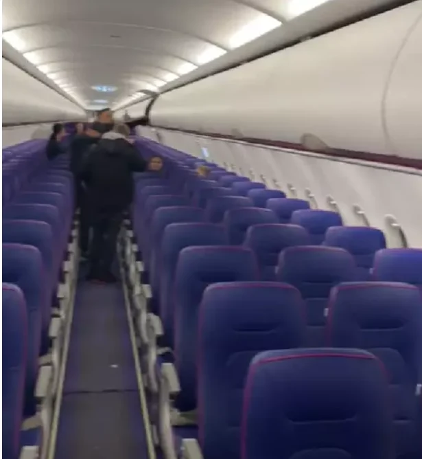 Imagini virale dintr-un avion aproape gol. Doar șapte români au zburat spre Londra
