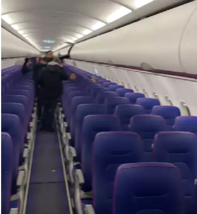 VIDEO Imagini virale dintr-un avion aproape gol. Doar șapte români au zburat spre Londra