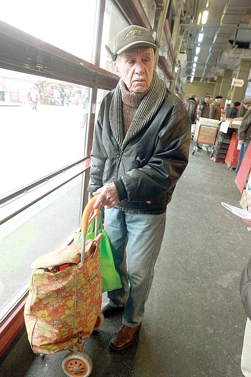 Dan Ioan, 75 de ani,  a venit la piaţă doar să afle preţurile