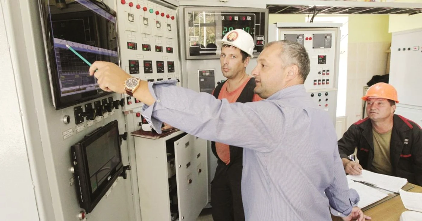 Vlad Boghii ne arată cum este monitorizată activitatea uzinei. Foto: Tudor Iovu