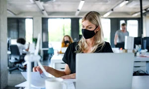 femeie masca birou 0 jpeg