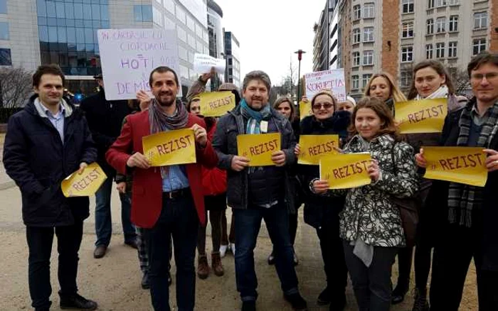 Aproximativ 15 români au protestat, vineri, la Bruxelles, împotriva guvernului Grindeanu în timpul vizitei primului-ministru pentru întâlniri cu preşedinţii Consiliului European şi Comisiei Europene Donald Tusk, respectiv Jean-Claude Juncker