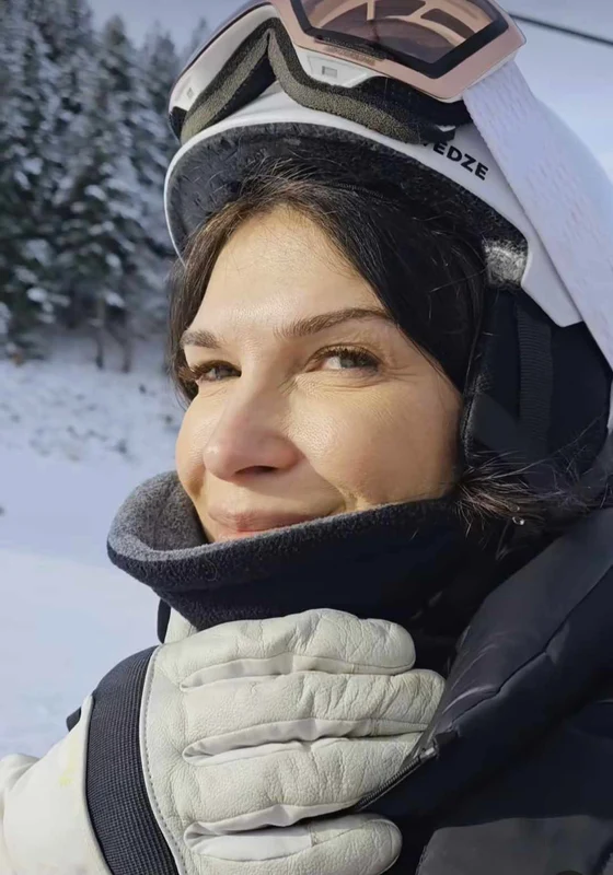 Monica Bîrlădeanu, la ski, cu Valeriu Gheorghiță. Sursă: Instagram