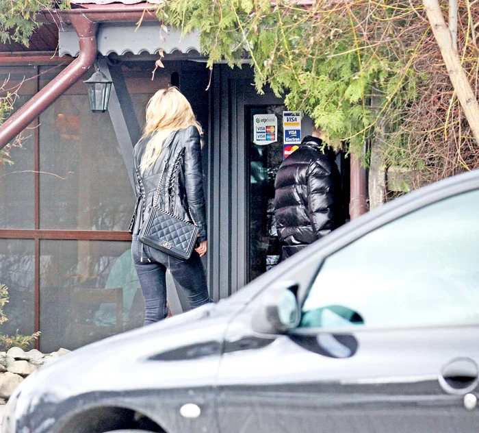 Fotbalistul a intrat primul în local