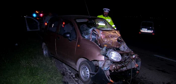 Şoferul Matiz-ului, rănit grav la cap, a fost transportat la spital FOTO: Iulian Bunilă