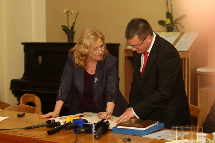 Premierul Ungureanu şi-a revăzut notele din catalog