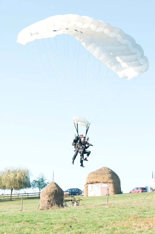 19 octombrie - Ceteraşul a cântat la vioară după ce i s-a desfăcut paraşuta